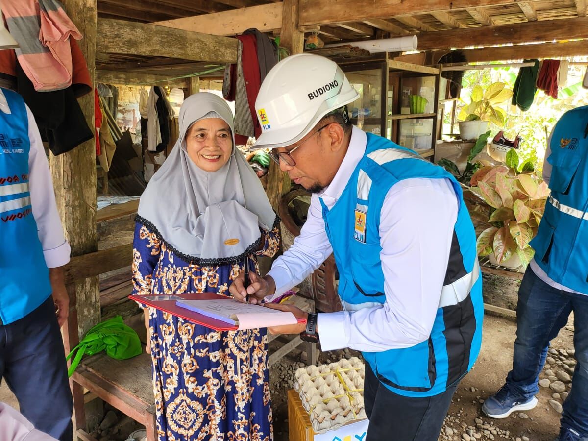 PEMUTAKHIRAN DATA -- GM PLN UID Sulselrabar, Budiono bersama tim mendatangi salah satu rumah pelanggan PLN untuk melakukan pemutakhiran data pelanggan dalam rangka untuk meningkatkan kualitas layanan kepada pelanggannya.
