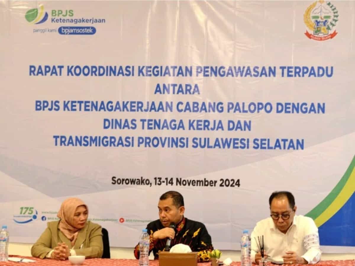 PENGAWASAN TERPADU -- Kepala BPJS Ketenagakerjaan Cabang Palopo, Muminati (kiri) bersama Pj Bupati Lutim, Jayadi Nas (tengah) Sekdis Nakertrans Provinsi Sulsel, ketika menggelar Rapat Koordinasi Kegiatan Pengawasan Terpadu.
