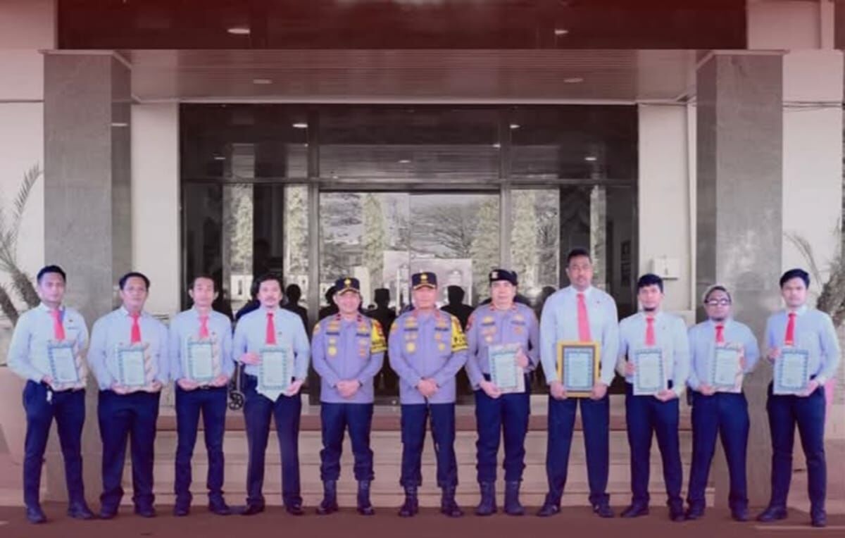 PENGHARGAAN -- Sejumlah personel Satnarkoba Polres Pelabuhan Makassar menerima penghargaan dari Kapolda Sulsel melalui apel di halaman Mapolres Pelabuhan Makassar, Senin (4/11), usai mereka berhasil mengungkap kasus sabu seberat 6,7 kilogram.
