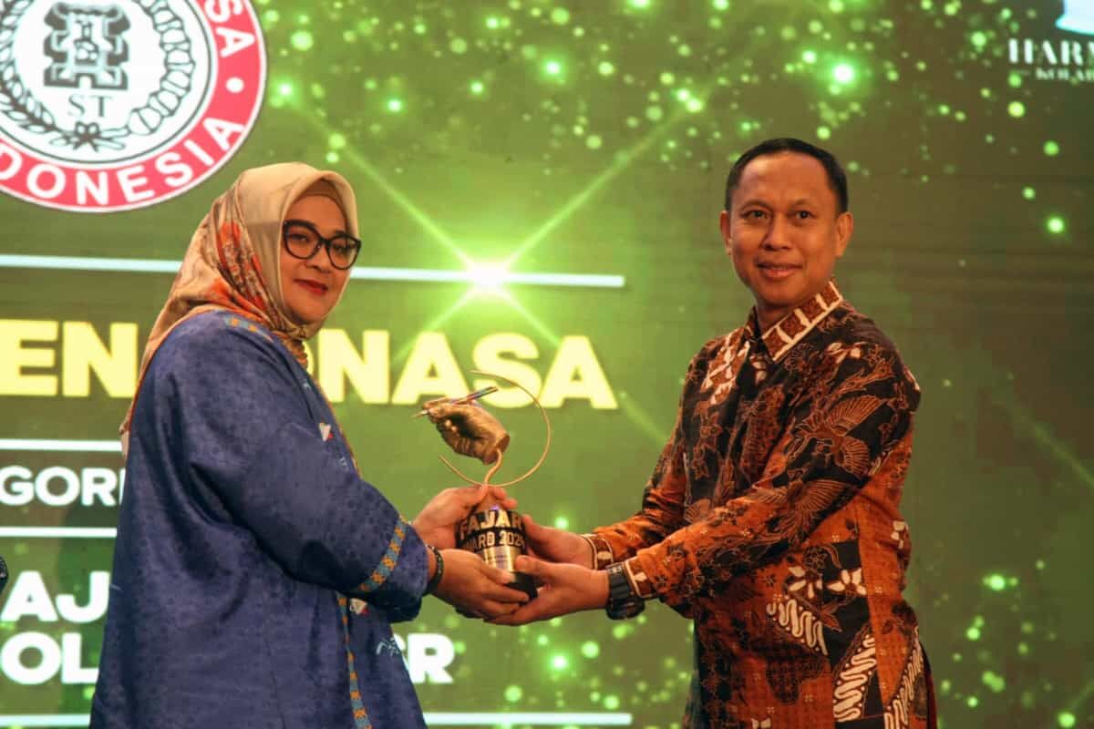 PENGHARGAAN -- GM Komunikasi dan LGRC, Muh Akhdharisa menerima penghargaan dari pihak Fajar koran pada ajang Fajar Awards 2024 di Hotel Claro Makassar.

