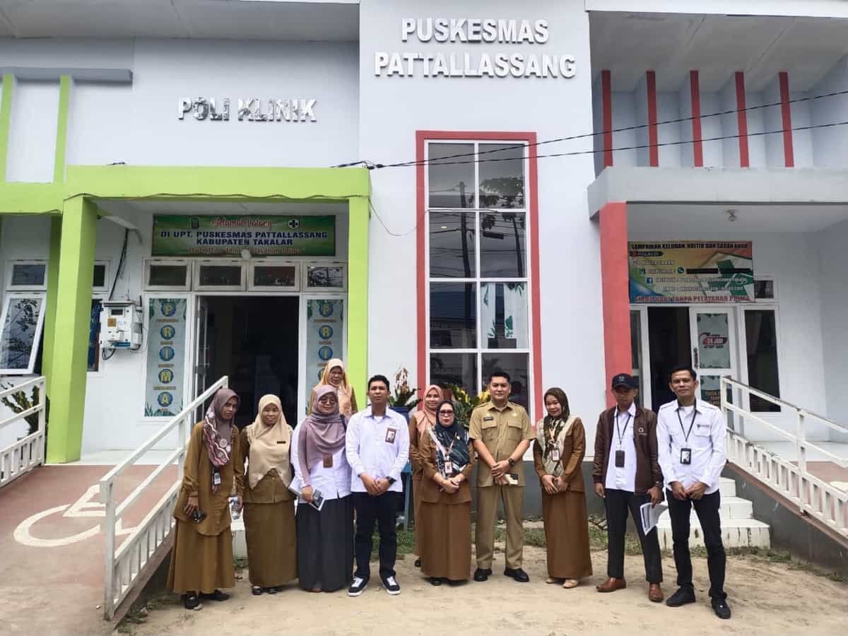 PENGHARGAAN -- Jajaran Pemerintah Kabupaten Takalar saat menerima penghargaan dari Ombudsman RI, Jum'at (15/11)
