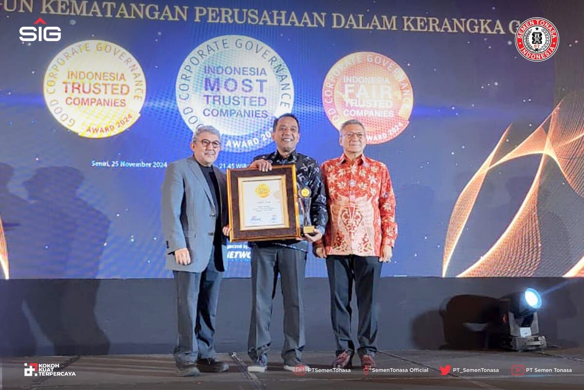 PENGHARGAAN -- Direktur Utama PT Semen Tonasa, Asruddin (tengah), saat menerima penghargaan
