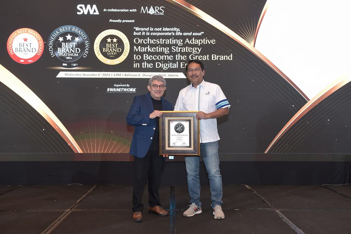 PENGHARGAAN IBBA -- SVP MV Marketing Strategic Account Asuransi Astra, Suwasis Pramundito (kanan) saat menerima penghargaan IBBA 2024. Penghargaan ini berhasil diraih Garda Oto, asuransi mobil dari Asuransi Astra pada kategori Best Car Insurance dengan predikat Platinum.
