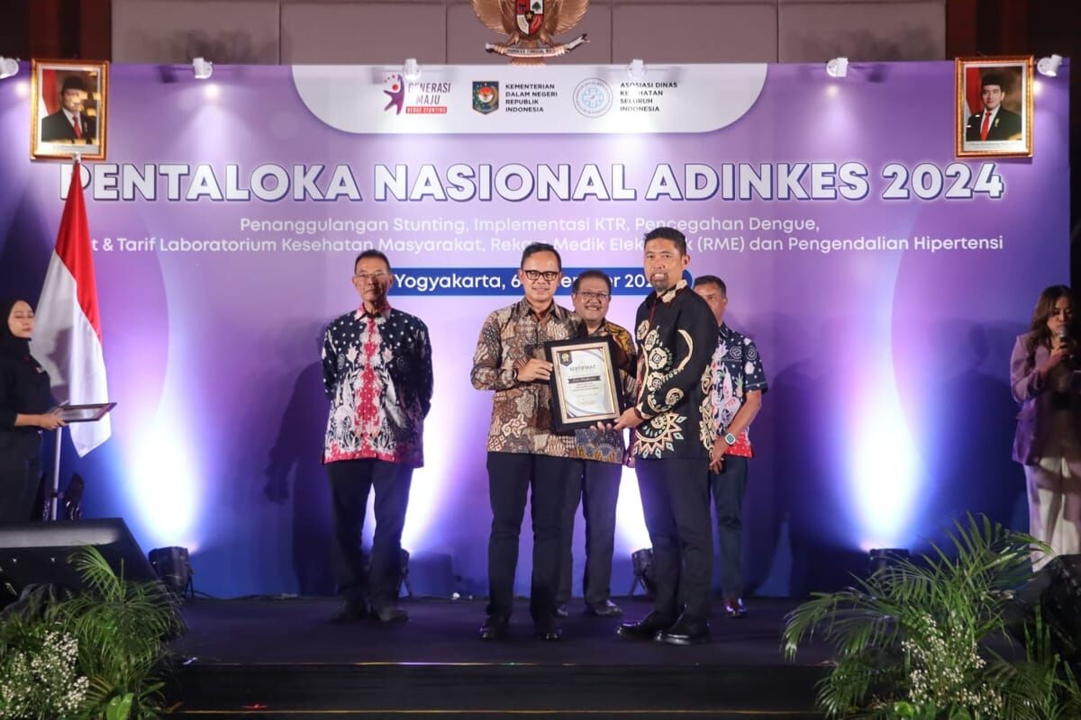 ist
PENGHARGAAN--Pjs Wali Kota Makassar, Andi Arwin Azis, menerima penghargaan Pentaloka Nasional ADINKES 2024 atas inisiatif implementasi KTR di Kota Makassar.Penghargaan ini diserahkan langsung oleh Wamendagri, Bima Arya Sugiarto, dalam acara yang digelar ADINKES di Hotel Sahid Raya Convention & Exhibition Center, Sleman, Yogyakarta, Selasa, (5/11).
