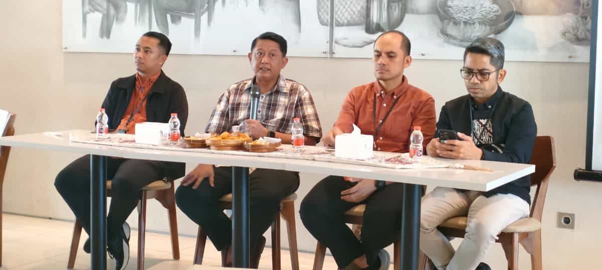 PENJELASAN -- Pemimpin Wilayah Pegadaian Kanwil VI Makassar, Edwin S Inkiriwang (dua dari kiri), menjelaskan tentang perkembangan kinerja perusahaan yang dipimpinnya, didampingi Kepala Departemen Business Support, Iwan Darmawan (dua dari kanan), Kepala Bagian Pemasaran dan Penjualan, Gunawan HB (kanan), dan Kepala Bagian Humas dan Protokoler, Ardiansyah (kiri).
