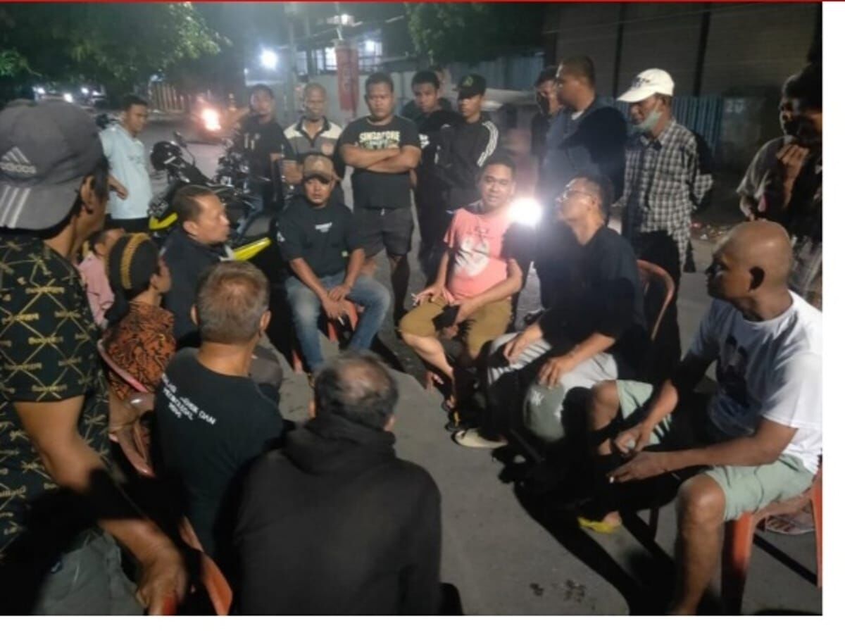PENYERANGAN -- Para tokoh masyarakat, pemuda, dan tokoh agama mengikuti pertemuan dengan Polsek Mariso membahas masalah penyerangan di salah satu rumah tokoh masyarakat Jalan Hati Murni. 
