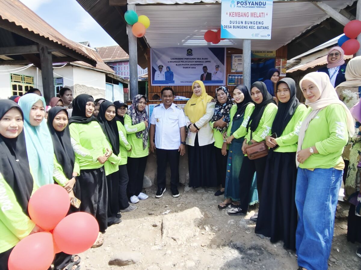 PERESMIAN -- Pj Bupati Jeneponto, Junaedi Bakri didampingi Pj Ketua TP PKK Kabupaten saat peresmian Posyandu Era Baru yang diadakan di Posyandu Kembang Melati, Desa Bungeng, Kecamatan Batang.