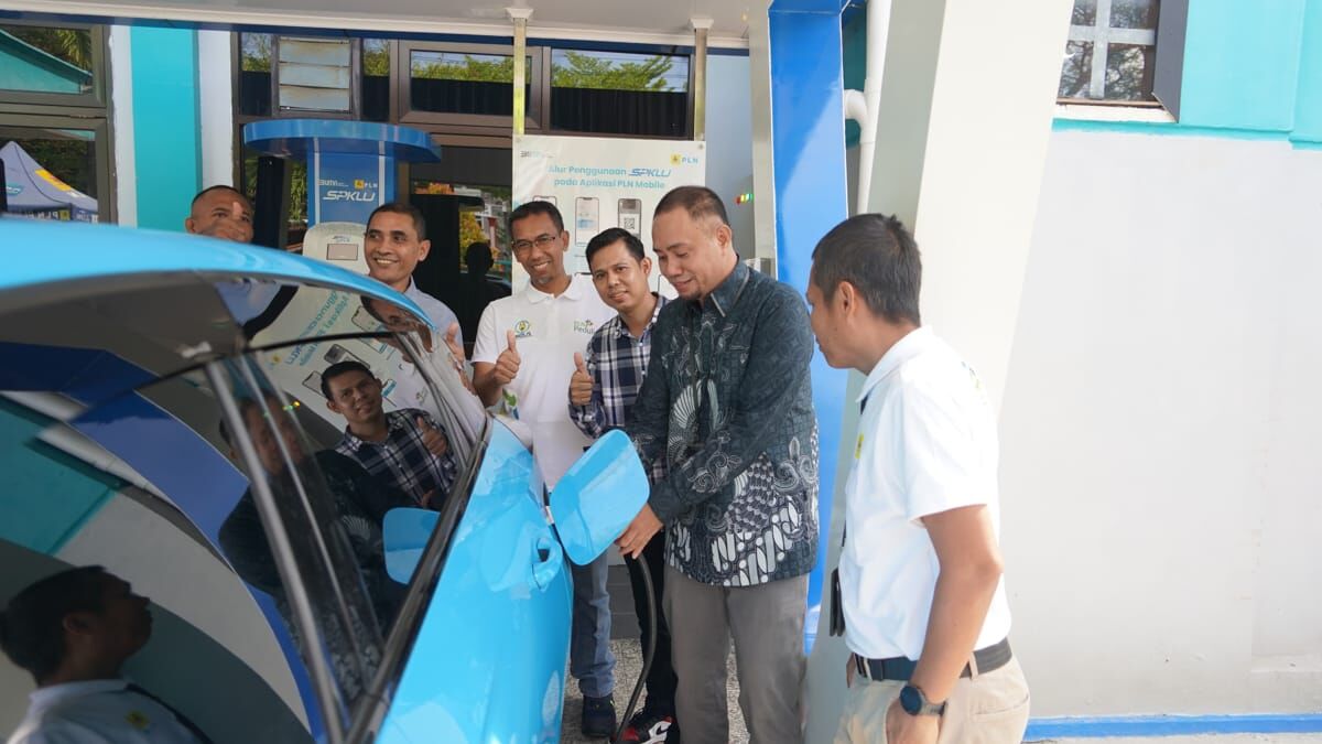 PERESMIAN SPKLU -- Suasana peresmian SPKLU di kantor PLN ULP Panakkukang, Kota Makassar. Dengan demikian, tercatat sudah ada 40 unit SPKLU di wilayah kerja PLN UID Sulselrabar.
