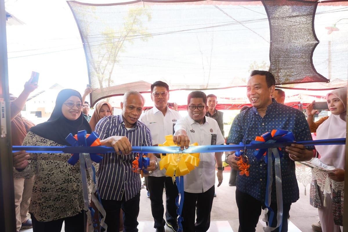 PERESMIAN -- Direktur Utama PT Semen Tonasa, Asruddin (kanan) bersama Plt Bupati Pangkep, Syahban Sammana (dua dari kiri) didampingi Direktur Keuangan, Anis (dua dari kanan), Direktur Operasi, Mochamad Alfin Zaini (tengah), dan kepala Dinas Kesehatan Pangkep (kiri) melakukan pengguntingan pita sebagai tanda peresmian rumah singgah yang dibangun UPZ PT Semen Tonasa.
