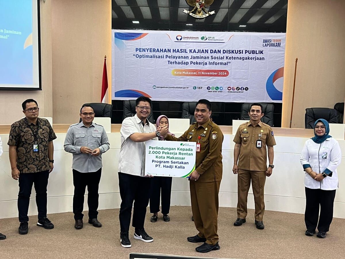 PERLINDUNGAN -- Penyerahan perlindungan kepada 2.000 Pekerja Rentan Kota Makasaar, Program Sertakan PT Hadji Kalla melalui
Kalla Toyota kepada Pemerintah Kota Makassar.
