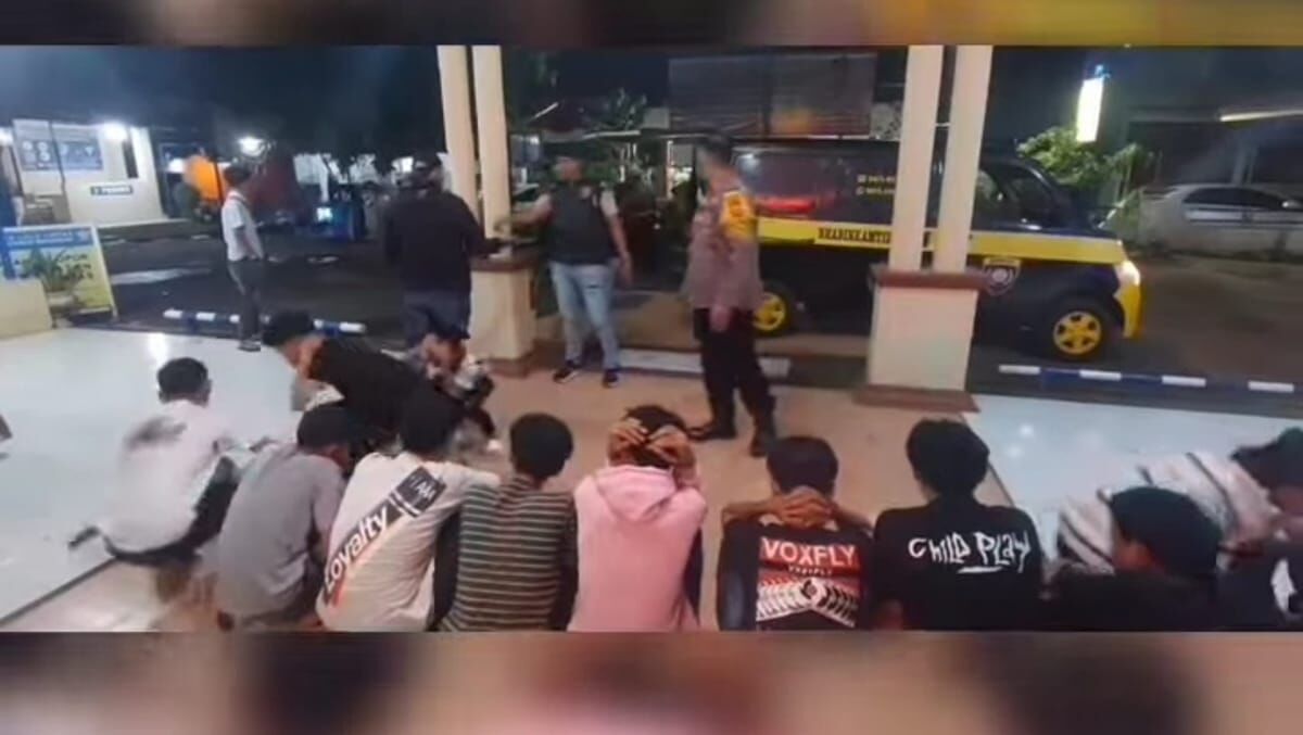 PESTA MIRAS -- Sebanyak 12 remaja yang diamankan personel Polrestabes Makassar karena terlibat pesta miras.
