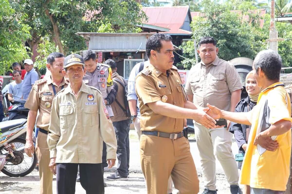 TINJAU TPS -- Pj Bupati Pinrang, H Ahmadi Akil saat menyalurkan hak pilihnya di TPS 01 Kelurahan Sawitto, Kecamatan Watang Sawitto, Rabu (27/11). Usai nyoblos, Ahmadi dan rombongan melakukan peninjauan ke sejumlah TPS.