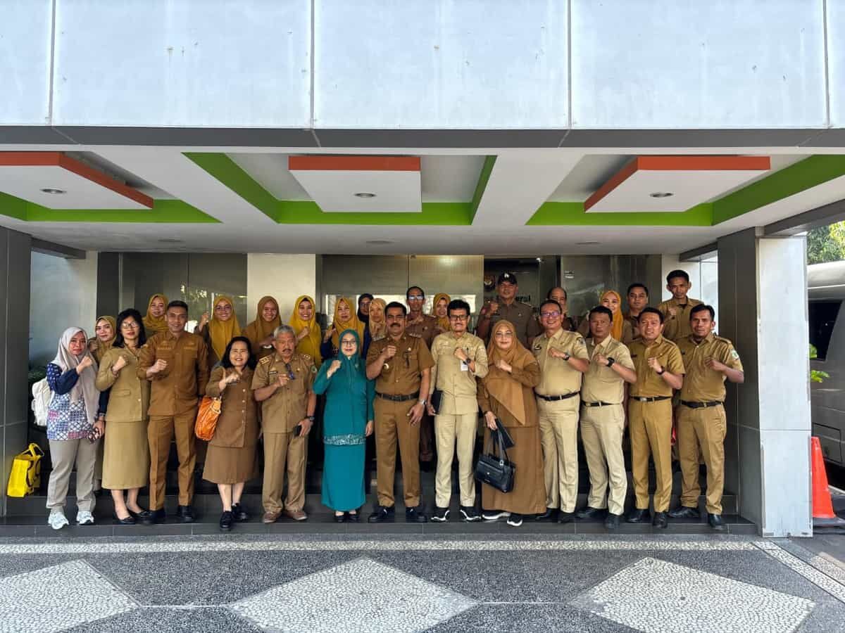 EVALUASI -- Pj Bupati Pinrang, H Ahmadi Akil foto bersama Sekkab A Calo Kerang dan sejumlah pejabat usai mengikuti kegiatan evaluasi kinerja Pj Kepala Daerah yang dilaksanakan Inspektorat Jenderal Kemendagri RI, Selasa (5/11).
