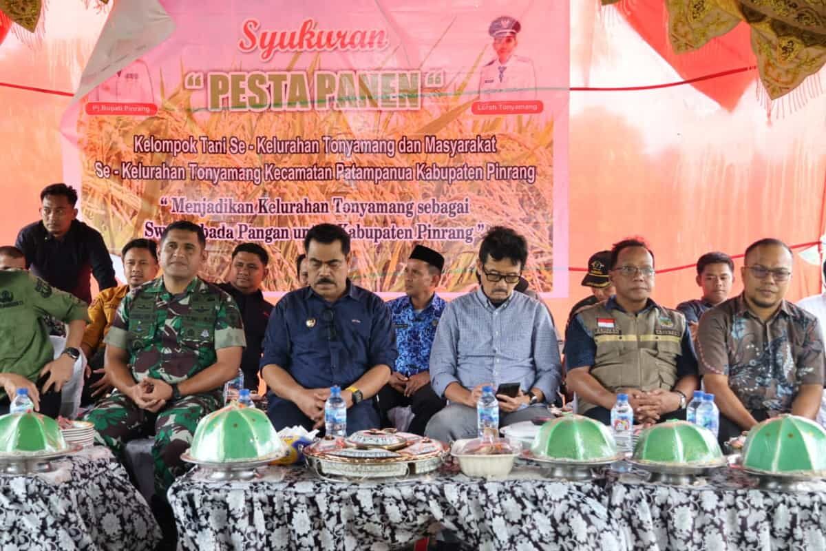 PESTA PANEN -- Pj Bupati Pinrang, H Ahmadi Akil menghadiri perayaan pesta panen oleh gabungan kelompok tani Padaidi di Lingkungan Talabangi, Kelurahan Tonyamang, Kecamatan Patampanua, Minggu (10/11).