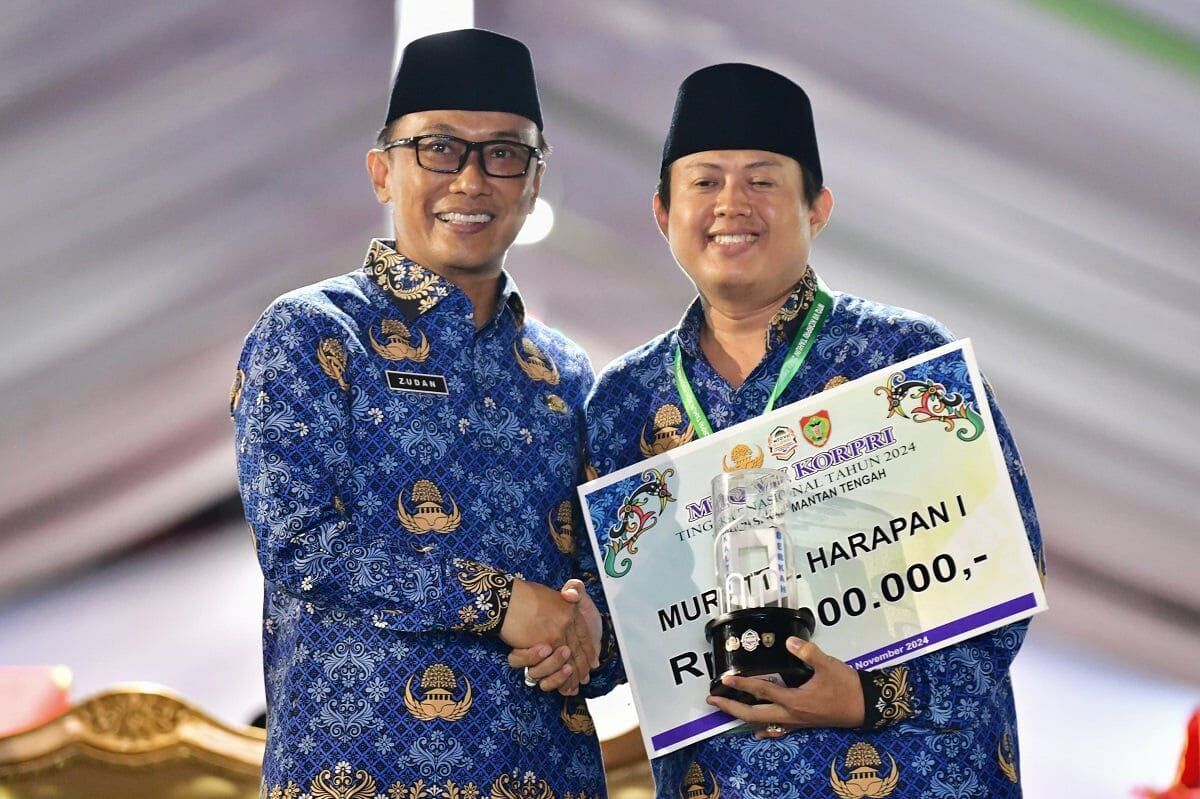 ist
PENGHARGAAN--Ketum KORPRI, Prof Zudan Arif Fakrulloh menyerahkan penghargaan kepada salah satu peserta MTQ VII Korpri Nasional.
