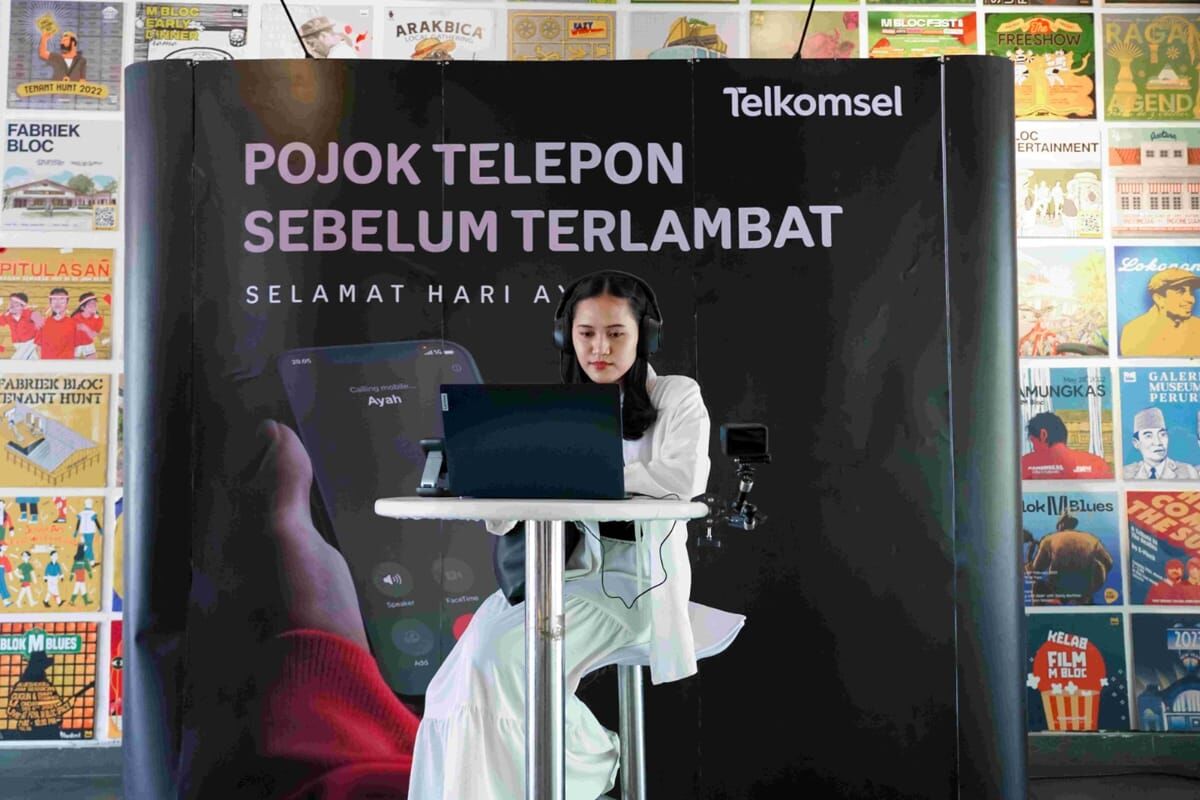 POJOK KHUSUS -- Pojok khusus #TeleponSebelumTerlambat bagi pengunjung untuk menelepon orang tua di M Bloc Space, Selasa (12/11), serta gerakan digital yang mengajak masyarakat menelepon orang tua dan membagikan pengalaman mereka di media sosial.
