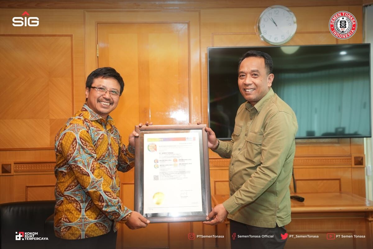 SERTIFIKASI ISO -- Direktur Utama PT Semen Tonasa, Asruddin (kanan) menerima sertifikasi ISO Terintegrasi oleh Kepala Cabang PT Sucofindo, Dedih Budiawan Sugianto.
