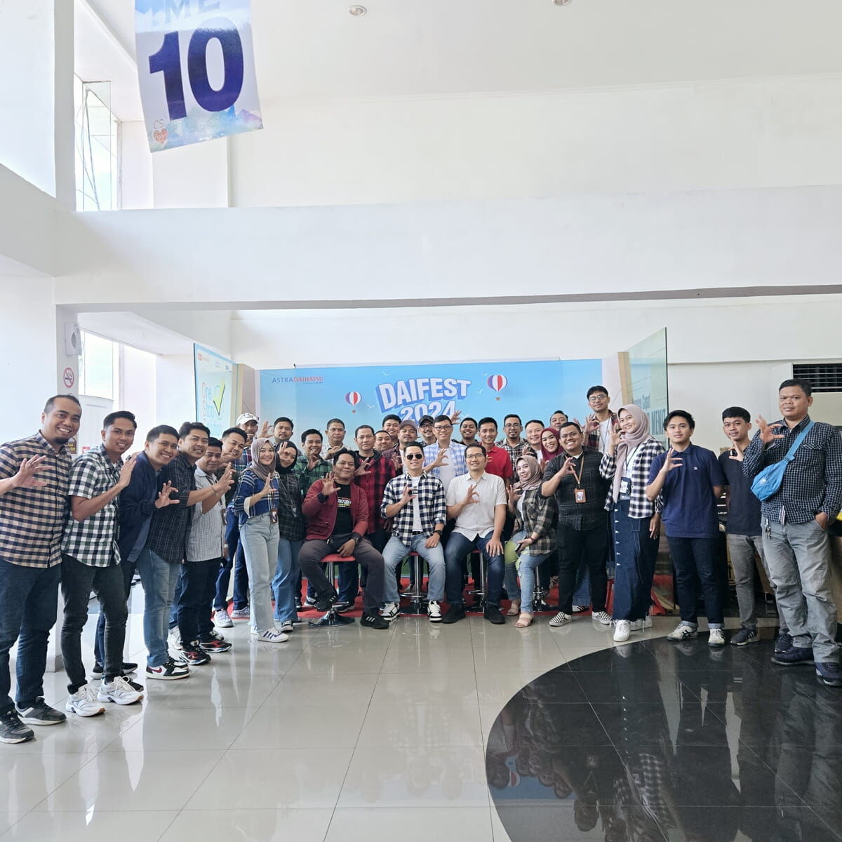 SHOWROOM EVENT -- Kepala Cabang DSO Makassar Urip, Yodiyanto (duduk berkacamata) didampingi para Supervisor DSO Makassar Urip foto bersama seluruh tim marketing pada acara DaiFest 2024 Showroom Event DSO Makassar Urip, Sabtu (23/11).