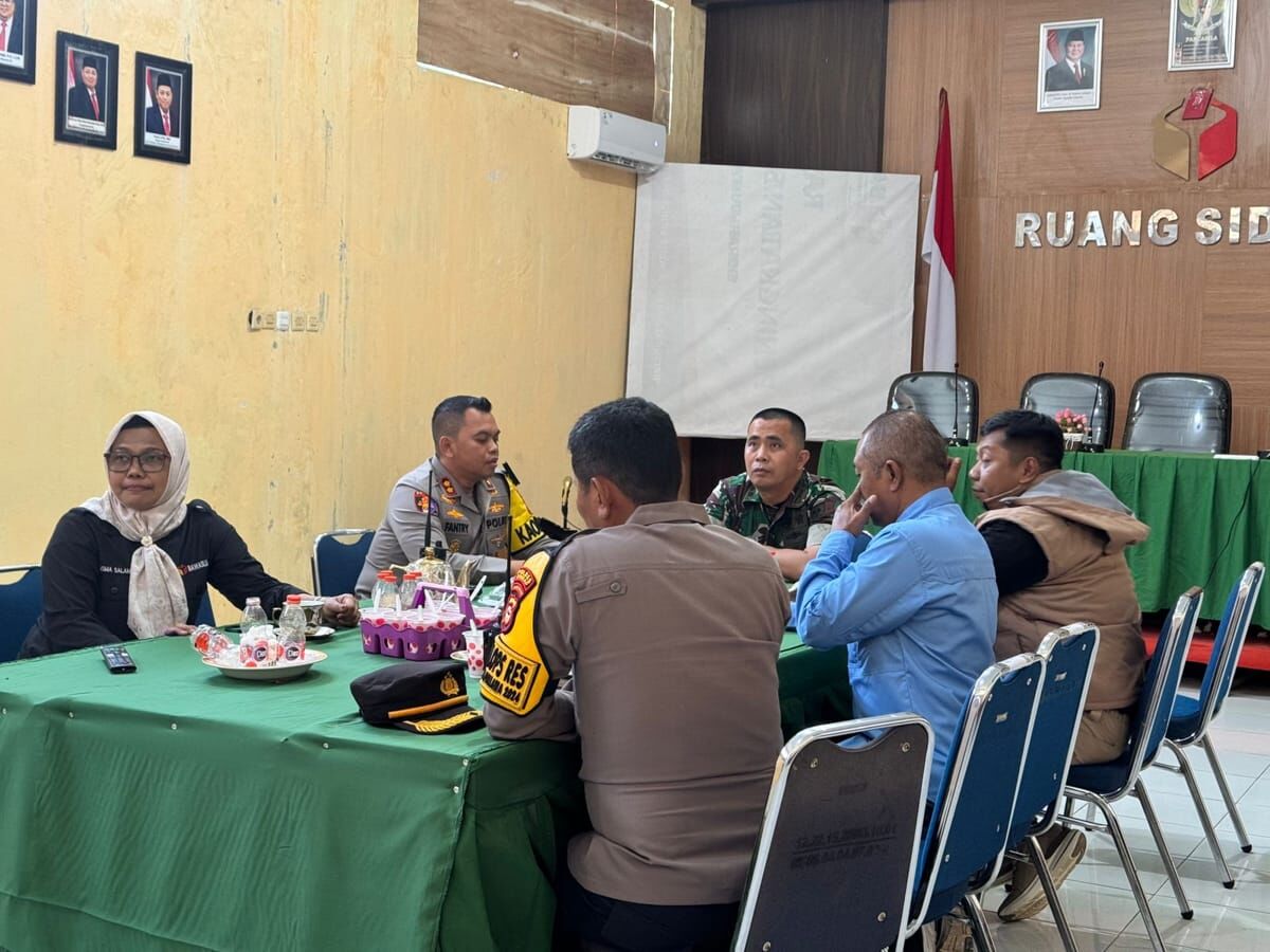 KUNJUNGI BAWASLU -- Forkopimda Kabupaten Sidrap, Kapolres Sidrap AKBP Fantry Taherong, Dandim 1420 Letkol (Inf) Awaloeddin dan Kajari Sidrap Sutikno melakukan kunjungan ke kantor Bawaslu Sidrap, Rabu (27/11) kemarin. 