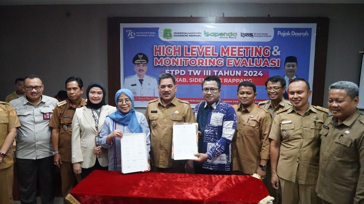 KOMITMEN -- Pj Bupati Sidrap H Basra bersama pimpinan BI dan Bank Sulselbar foto bersama kegiatan High Level Meeting serta Monitoring dan Evaluasi Triwulan III tahun 2024 di Ruang Rapat Pimpinan Kantor Bupati Sidrap, Selasa (5/11). 
