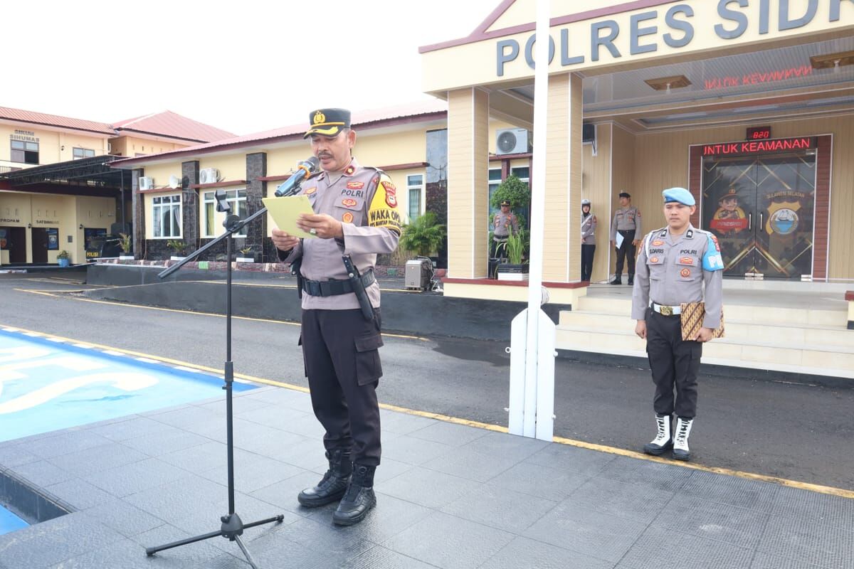 UPACARA -- Waka Polres Sidrap Kompol Ahmad Rosma memimpin upacara pembukaan Latihan Kerja (Latja) Siswa Pendidikan Pembentukan Bintara (Diktukba) Polri Gelombang II Tahun 2024 di Lapangan Polres Sidrap, Senin (11/11)
