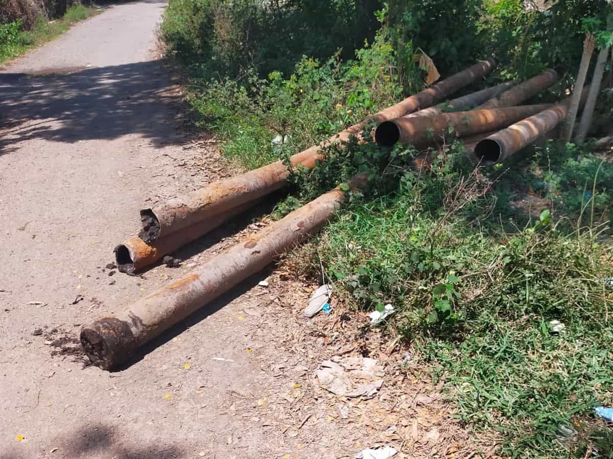WARGA MENDESAK -- Pipa air bersih yang dibuka sepanjang jalan poros dari depan RM Arnum hingga Kantor Camat Watang Pulu, Kelurahan Lawawoi hingga Bangkai tampak berserakan bahwa sebagian diduga telah hilang. Warga meminta penanggung jawab proyek untuk mengembalikan pipa air tersebut ke tempat semula. 
