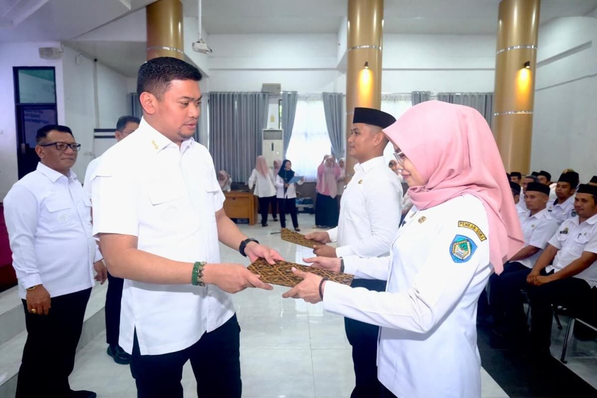 IST
SIMBOLIS -- Bupati Gowa, Adnan Purichta Ichsan menyerahkan simbolis SK perpanjangan kepada perwakilan PPPK jabatan fungsional guru di Gowa. 
