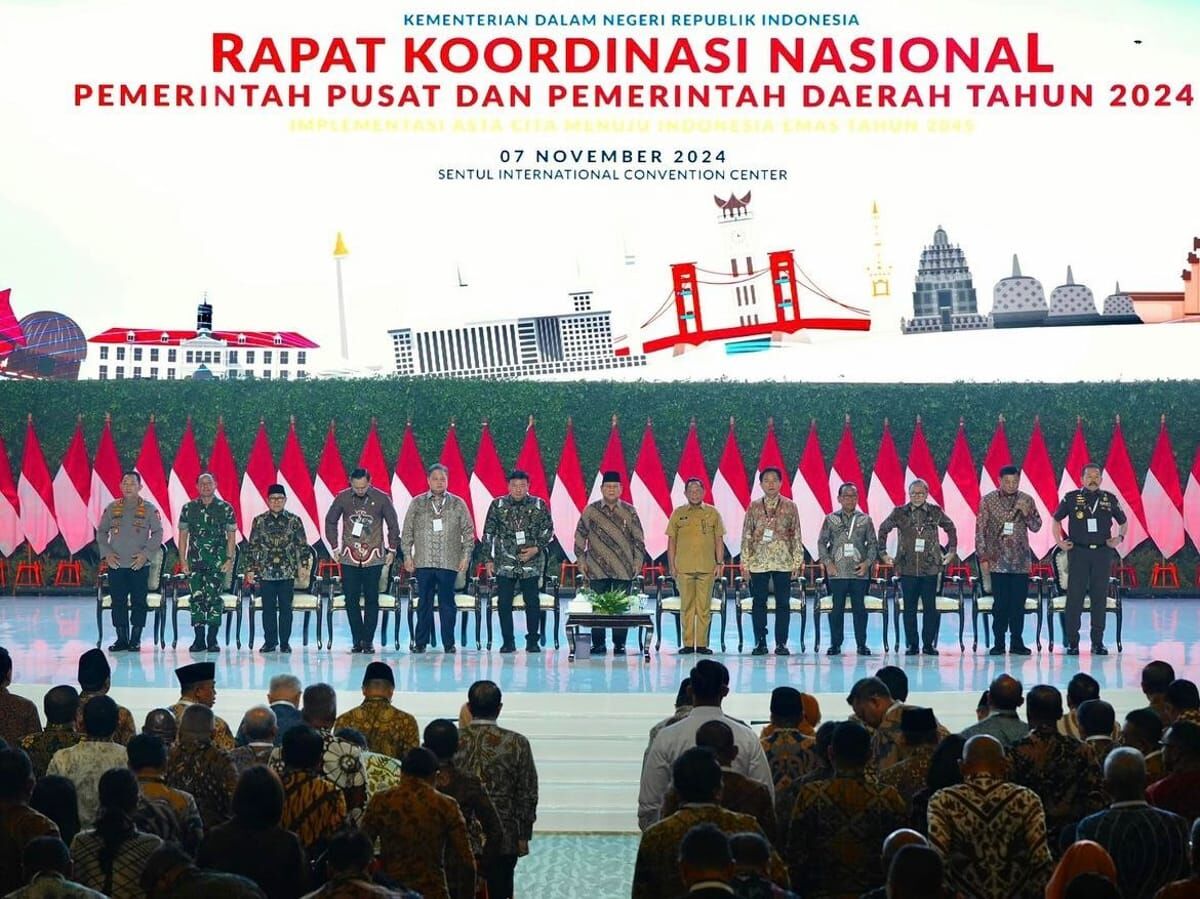 RAKORNAS -- Persiden RI Prabowo Subianto foto bersama sejumlah menteri usai acara Rakornas Pemerintah Pusat dan Pemerintah Daerah Tahun 2024 di SICC, Bogor, Kamis (7/11). Pj Bupati Sinjai Andi Jefrianto Asapa bersama forkopimda Sinjai hadir pada acara ini.
