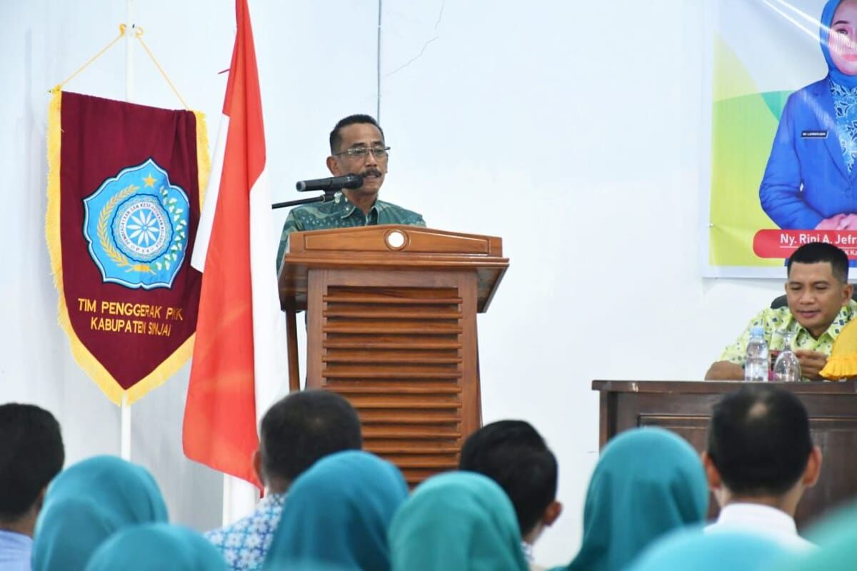 BIMTEK -- Pj Bupati Sinjai A Jefrianto Asapa saat membuka kegiatan Bimtek peningkatan kapasitas kader PKK di Aula Kantor Camat Sinjai Utara, Jumat (15/11).
