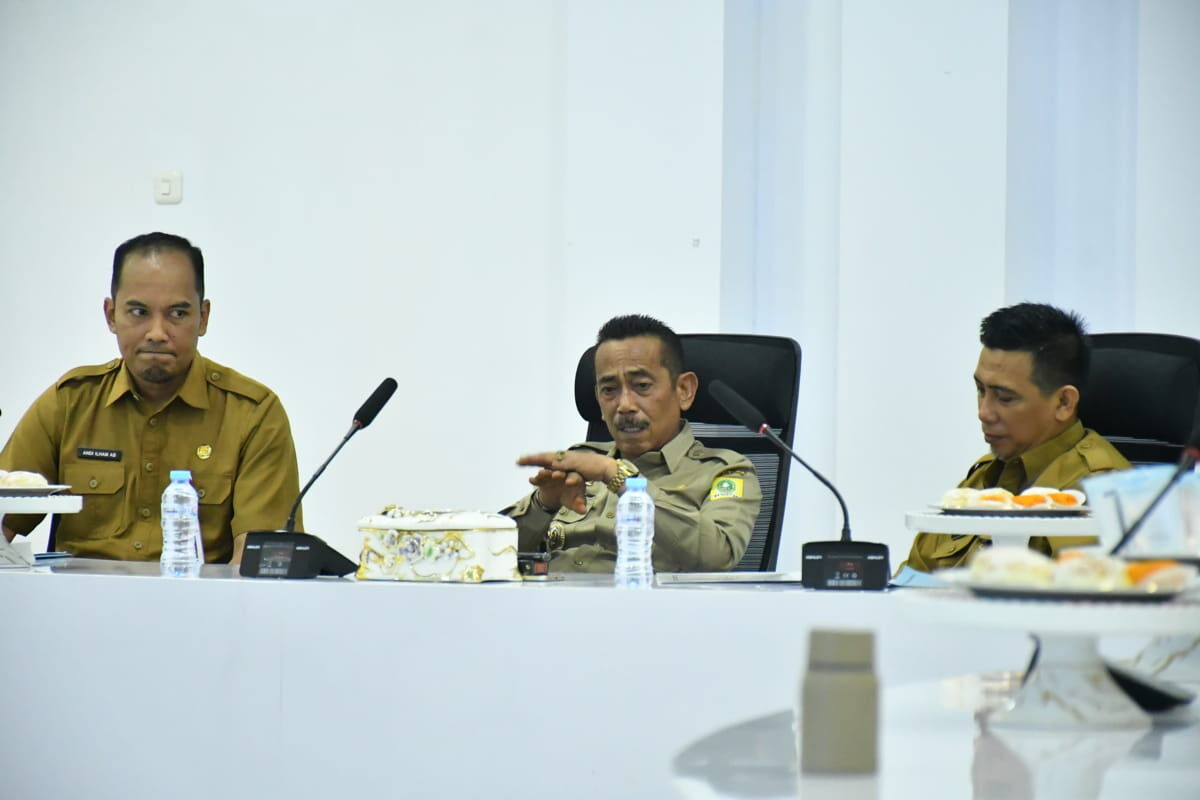 RAKOR -- Pj Bupati Sinjai, Andi Jefrianto Asapa didampingi Pj Sekkab Sinjai, A Ilham Abubakar, Kadis Perindag dan ESDM Sinjai, Muh Saleh dan Kadis Perikanan Sinjai, Syamsul Alam serta beberapa pejabat saat mengikuti Rakor pengendalian inflasi secara virtual di ruang Command Center, Senin (4/11) pagi
