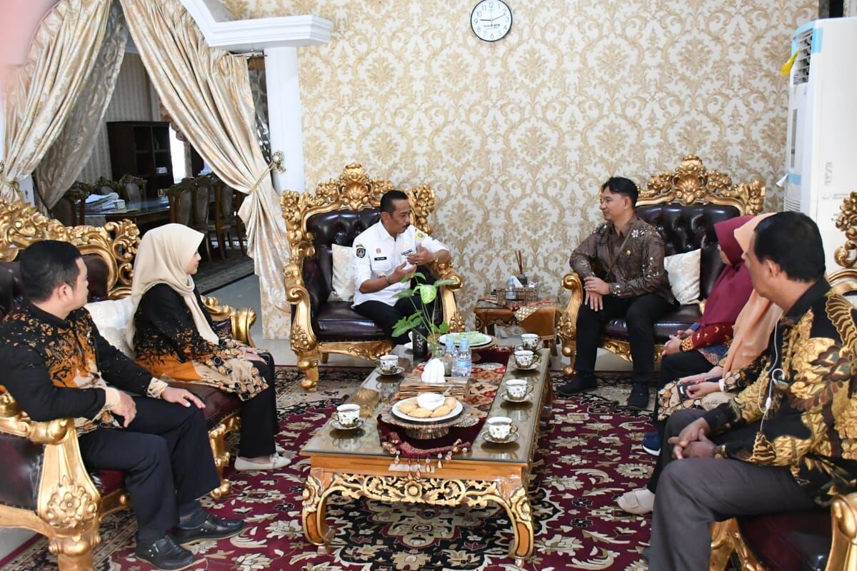 PAMIT -- Kepala Badan Pusat Statistik (BPS) Sinjai, Arif Miftahudin secara resmi berpamitan kepada Pj Bupati Sinjai, Andi Jefrianto Asapa di ruang kerja Bupati Sinjai, Rabu (13/11). 
