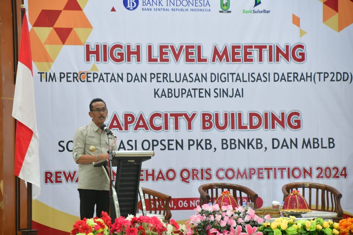 DIGITALISASI -- Pj Bupati Sinjai Andi Jefrianto Asapa saat memberikan sambutan pada kegiatan HLM ETPD dan Rewarding Sinjai E-HAO di ruang pola kantor Bupati Sinjai, Rabu (6/11).
