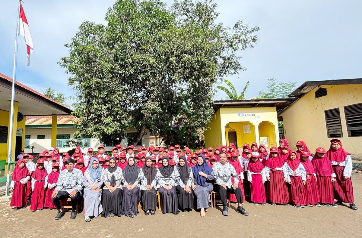 Guru SDN 57 Kaca Jadi  Pelaksana Upacara Hari Guru