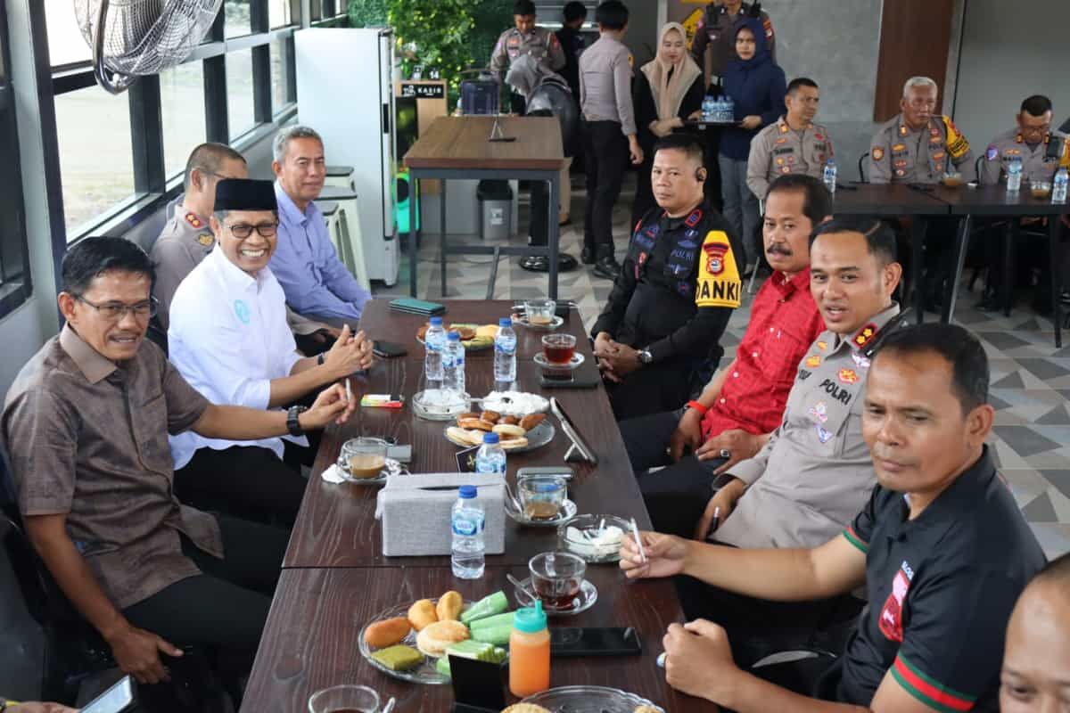 NGOPI BARENG -- Kapolres Soppeng AKBP H Muh Yusuf Usman menggelar Coffee Morning dengan Bupati dan anggota Forkopimda dan Calon Bupati dan Wakil Bupati bareng dalam rangka Cooling System Pilkada Damai 2024 di Warkop Dg Sija, Selasa (5/11) pagi. 
