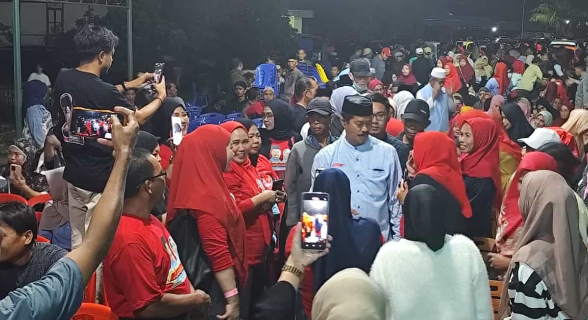KAMPANYE TERBUKA -- Pasangan Cabup dan Cawabup Soppeng nomor urut 1, Andi Mapparemma dan Hj Andi Adawiah menggelar kampanye tatap muka di Kelurahan Manorang Salo, Kecamatan Marioriawa, Kabupaten Soppeng, Selasa (5/11).