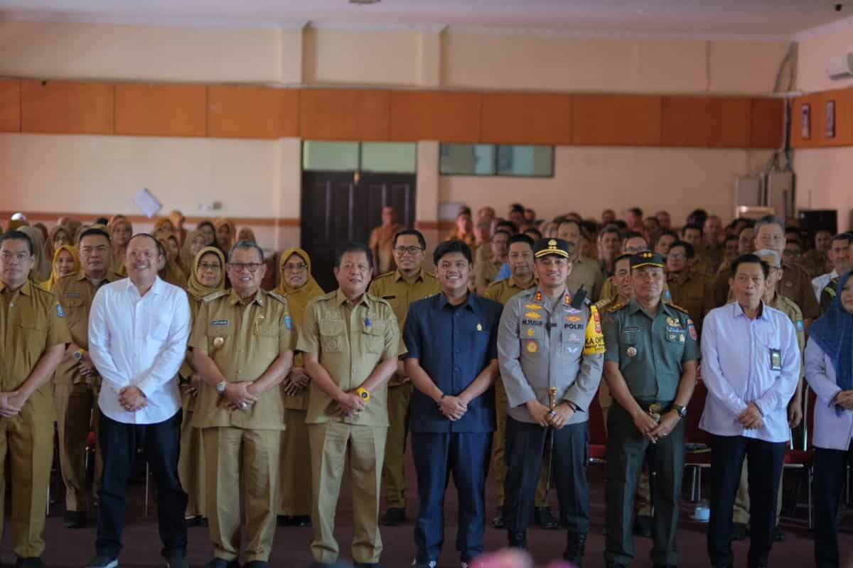 PAKTA INTEGRITAS -- Pemkab Soppeng melaksanakan penandatanganan pakta integritas dan komitmen bersama anti korupsi Tahun 2024 di Ruang Pola Kantor Bupati Soppeng, Senin (4/11). 
