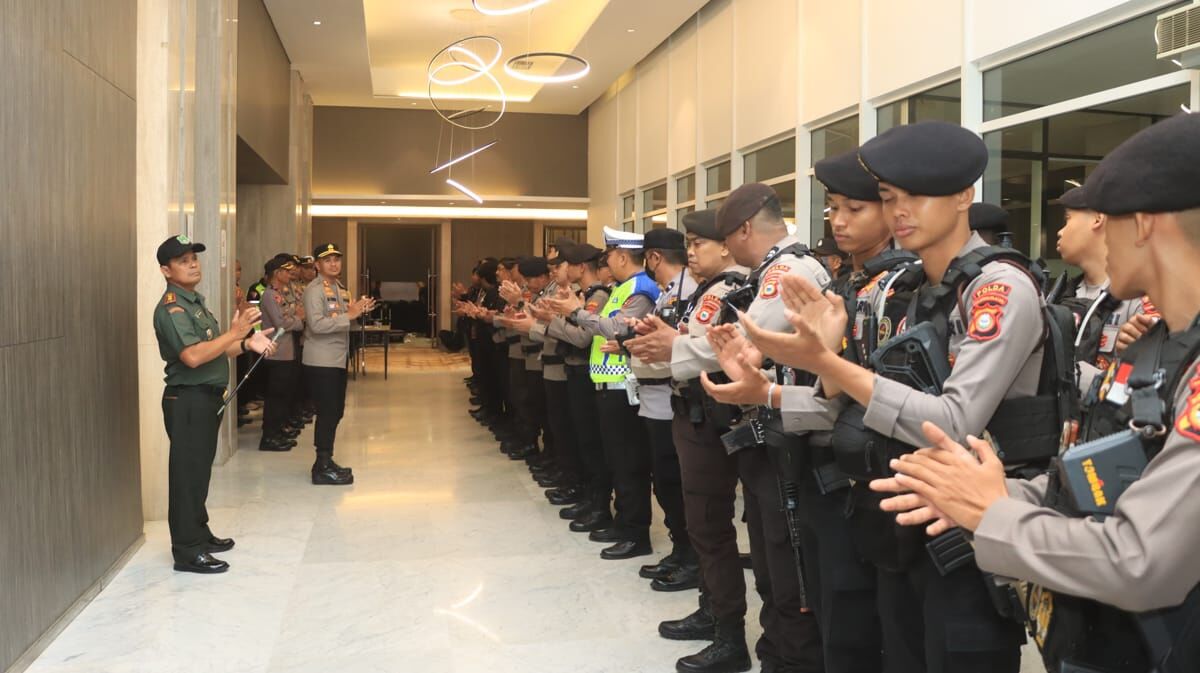 APRESIASI --  Kapolres Soppeng dan Dandim 1423 Soppeng mengapresiasi kinerja personel saat mengamankan  debat publik pertama Pilkada Soppeng yang lancar, aman dan tertib Usman saat apel konsolidasi pengamanan di Hotel Novotel Makasssar, Jumat (8/11).