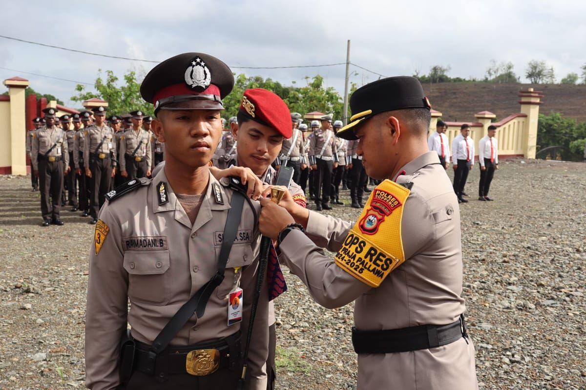 LATIHAN -- Kapolres Soppeng AKBP H Muh Yusuf Usman menyematkan tanda peserta dimulainya Latihan Kerja Siswa SPN Polda Sulsel Diktukba Polri Gelombang ll TA 2024 di Lapangan Apel Mapolres Soppeng, Senin (11/11). 