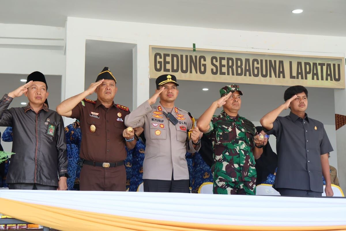 UPACARA -- Kapolres Soppeng AKBP H Muh Yusuf Usman menghadiri upacara peringatan HUT Korpri ke-53 dan Hari Guru Nasional ke-79 tahun 2024 tingkat Kabupaten Soppeng  di Lapangan Gasis Watansoppeng, Jumat (29/11). 
