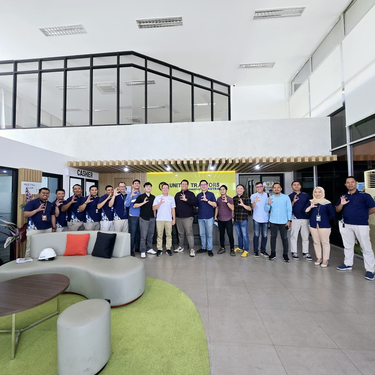 SOSIALISASI -- Kepala Cabang Daihatsu Sales Operation Makassar Urip, Yodiyanto (sembilan dari kiri) didampingi timnya foto bersama dengan karyawan United Tractors Makassar (Astra Group) usai melakukan sosialisasi mengenai program khusus bertajuk Astra Love Product kepada karyawan United Tractors Makassar, Rabu (6/11).
