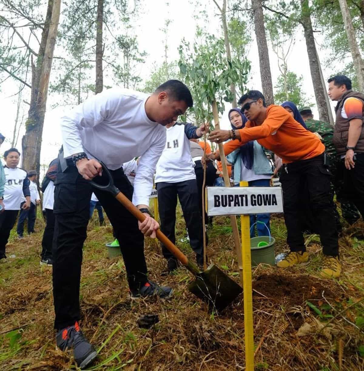 IST
TANAM -- Bupati Gowa, Adnan Purichta Ichsan bersama para pegawai lingkup Pemkab Gowa menanam pohon di lahan kritis di Kecamatan Tombolopao. 
