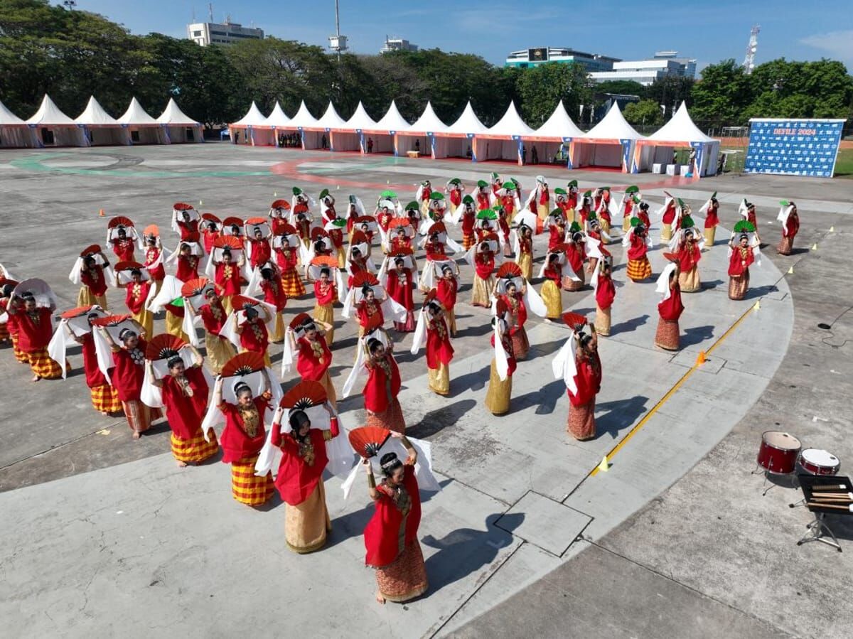 ist
Drum Corps Makassar binaan Dinas Pemuda dan Olahraga (Dispora), dan Tari Butta Kalabbirangku dari Yayasan Anging Mammiri binaan Dinas Kebudayaan Kota Makassar berhasil mencuri perhatian warga yang memadati Lapangan Karebosi,Sabtu (9/11),lalu.