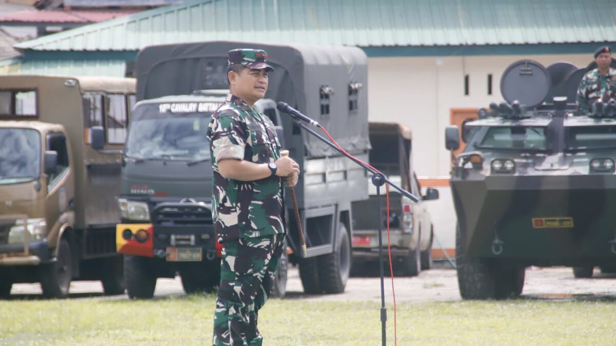 APEL PASUKAN -- Damrem To'dopuli pimpin apel gelar pasukan persiapan kunjungan Wapres di Toraja, Selasa (12/11).
