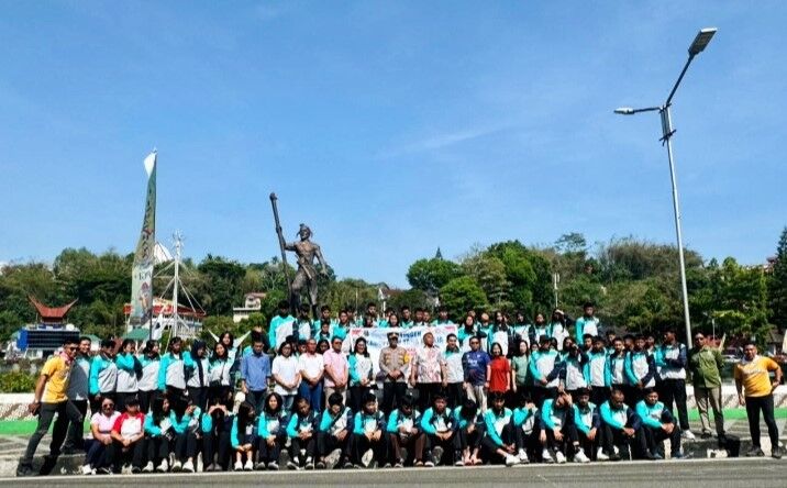 LEPAS -- Bupati Tana Toraja Theofilus Allirerung foto bersama usai melepas kontingen Popda Tana Toraja di Plaza Kolam Makale, Jumat (1/11).
