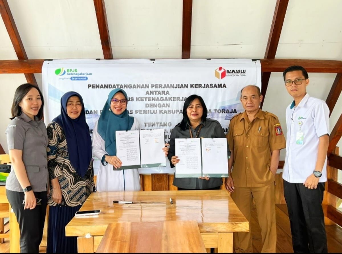 KERJASAMA -- Bawaslu Kabupaten Tana Toraja melakukan penandatanganan Perjanjian Kerja Sama (Memorandum of Understanding) dengan BPJS Ketenagakerjaan di Banua Café & Resto, Rantepao Toraja Utara, Senin (4/11). 