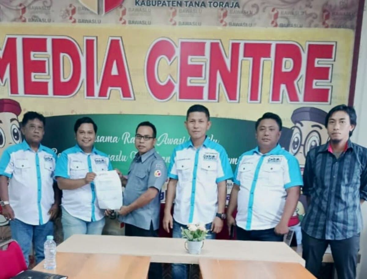 DILAPOR BAWASLU -- Calon Bupati Tator nomore urut 2 Victor Datuan Batara dilaporkan Tim Hukum Zatria ke Bawaslu Tator terkait kampanye hitam. 
