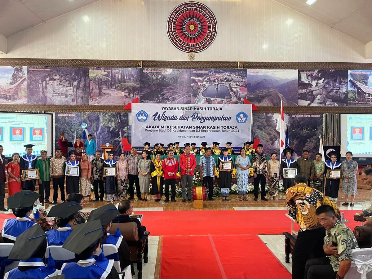WISUDA -- Akkes Sinar Kasih menamatkan 138 mahasiwa jurusan Kebidanan dan Keperawatan di Gedung Tammuan Mali, Makale, Kamis (7/11). 
