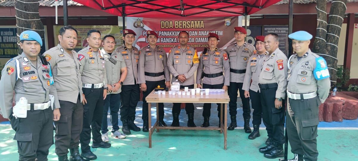 TES URINE -- Kapolsek Panakkukang, AKP Akhmad Alfian (tengah) memimpin langsung pelaksanaan tes urine yang dilakukan secara mendadak kepada para personelnya.
