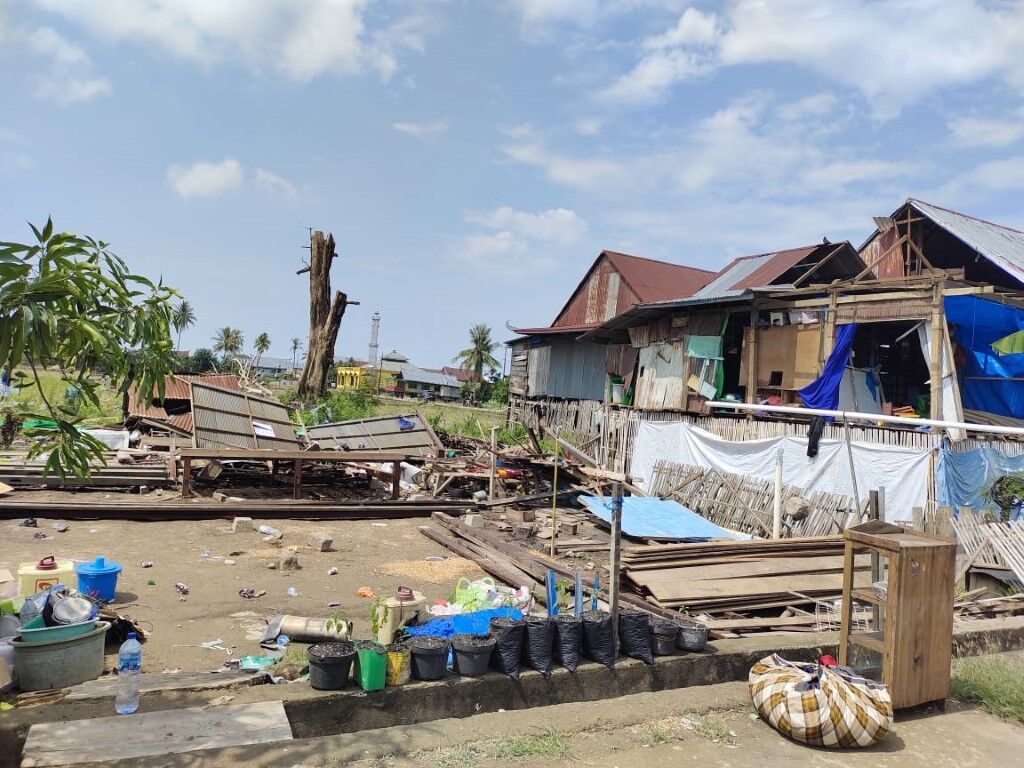 ANGIN KENCANG -- Satu unit rumah rata dengan tanah usai diterjang angin kencang di Kelurahan Pinceng Pute, Kecamatan Tanasitolo, Kabupaten Wajo, Kamis (31/10) petang.