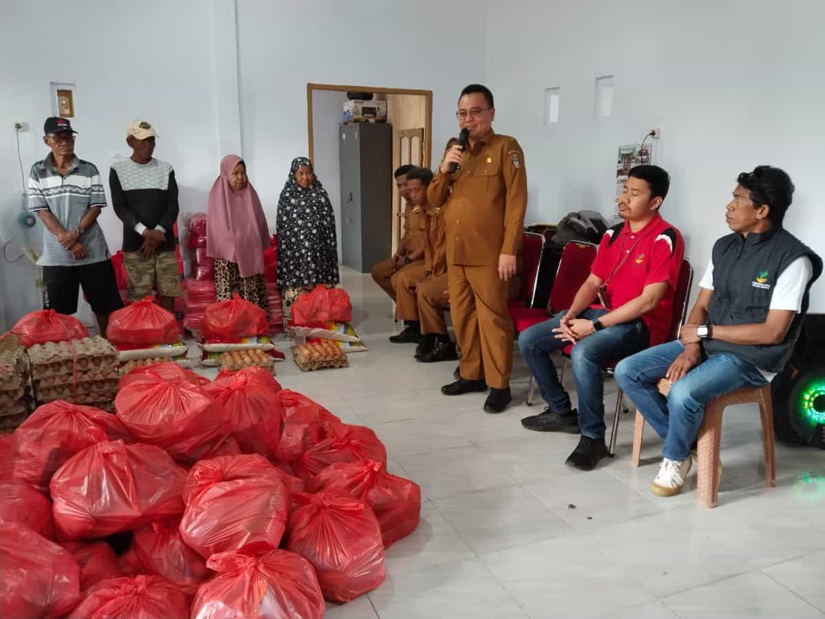 BANTUAN -- Bupati Wajo Andi Bataralifu menyerahkan bantuan Atensi dari Kementrian Sosial RI melalui pendamping Kemensos dari Sentra Pangurangi Takalar Provinsi Sulsel kepada Korban Bencana dan Kedaruratan (KBK) di Kantor Kelurahan Pince Pute, Kecamatan Tanasitolo, Rabu (13/11). 
